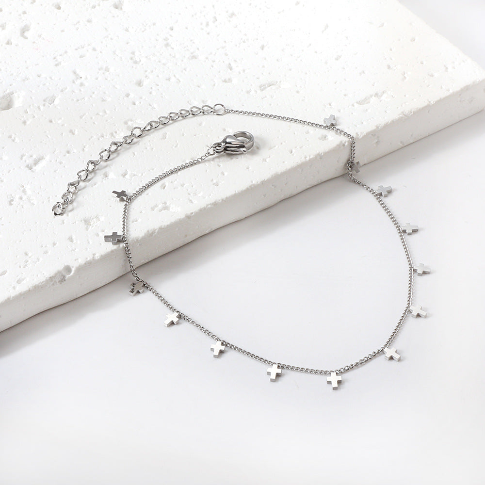 Collier délicat doré avec éléments de design élégants