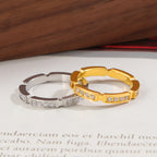 Bague fine pour femme avec détails en zircone