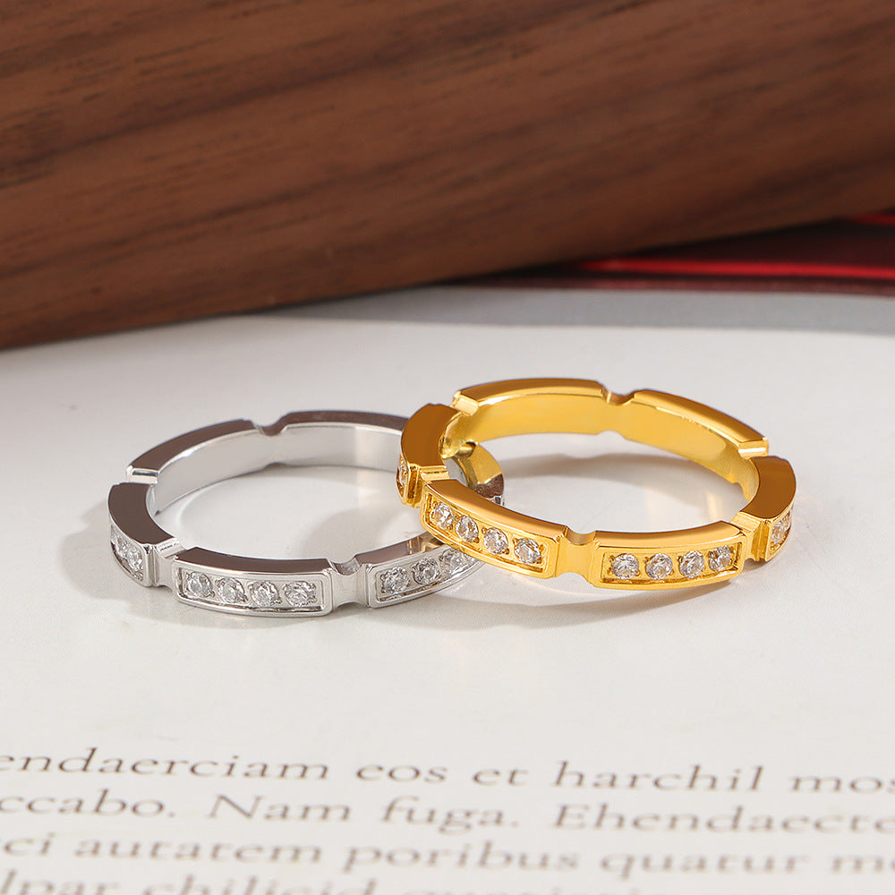 Bague fine pour femme avec détails en zircone