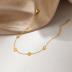 Bracelet de cheville délicat doré et réglable avec cristaux
