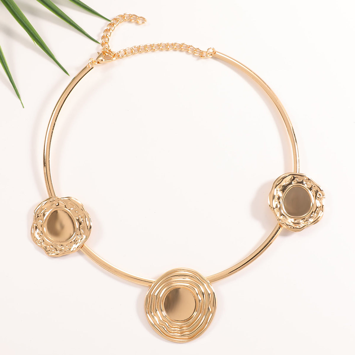 Collier pour femme au design moderne et sculptural