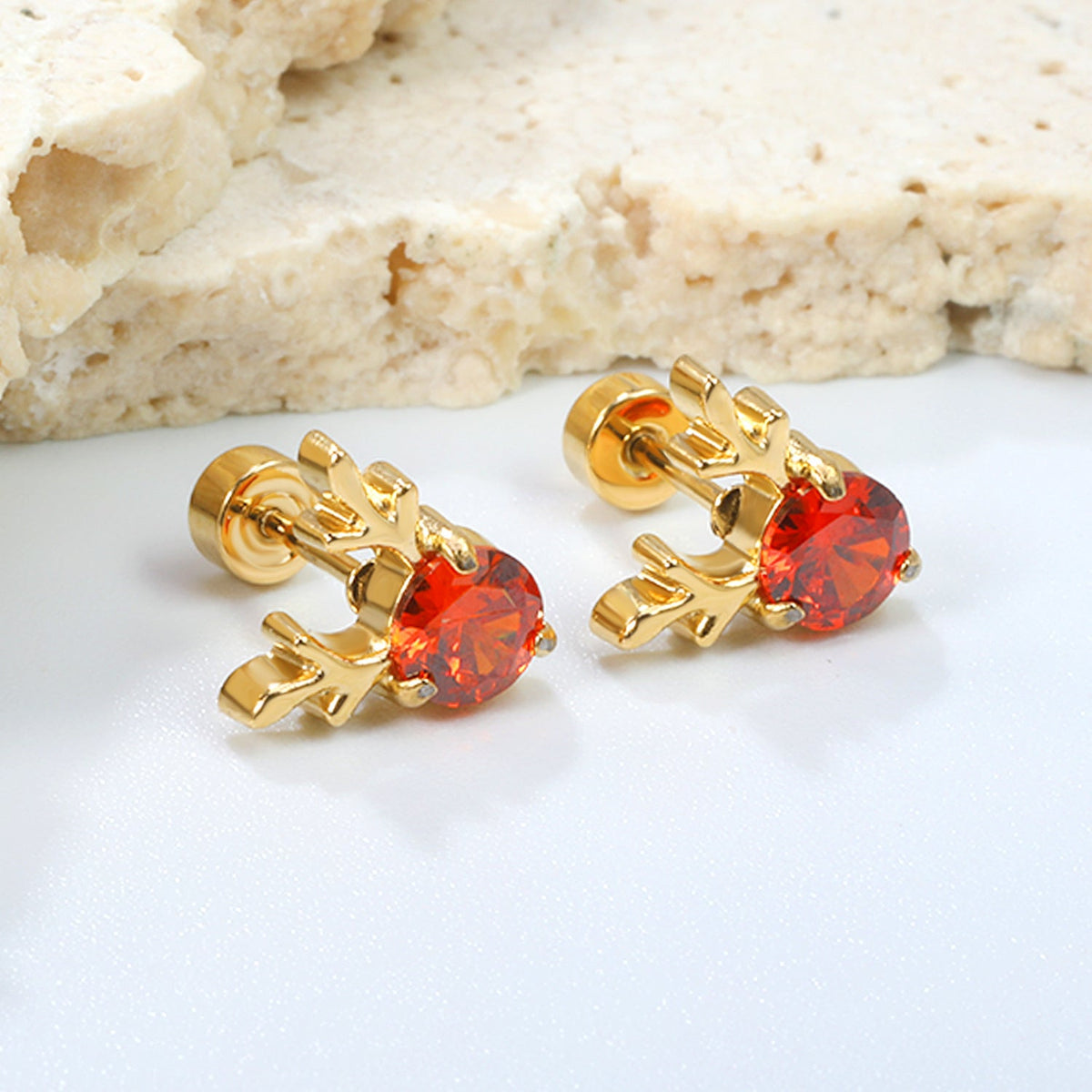 Boucles d'oreilles tiges avec motifs bois de cerf et cristaux