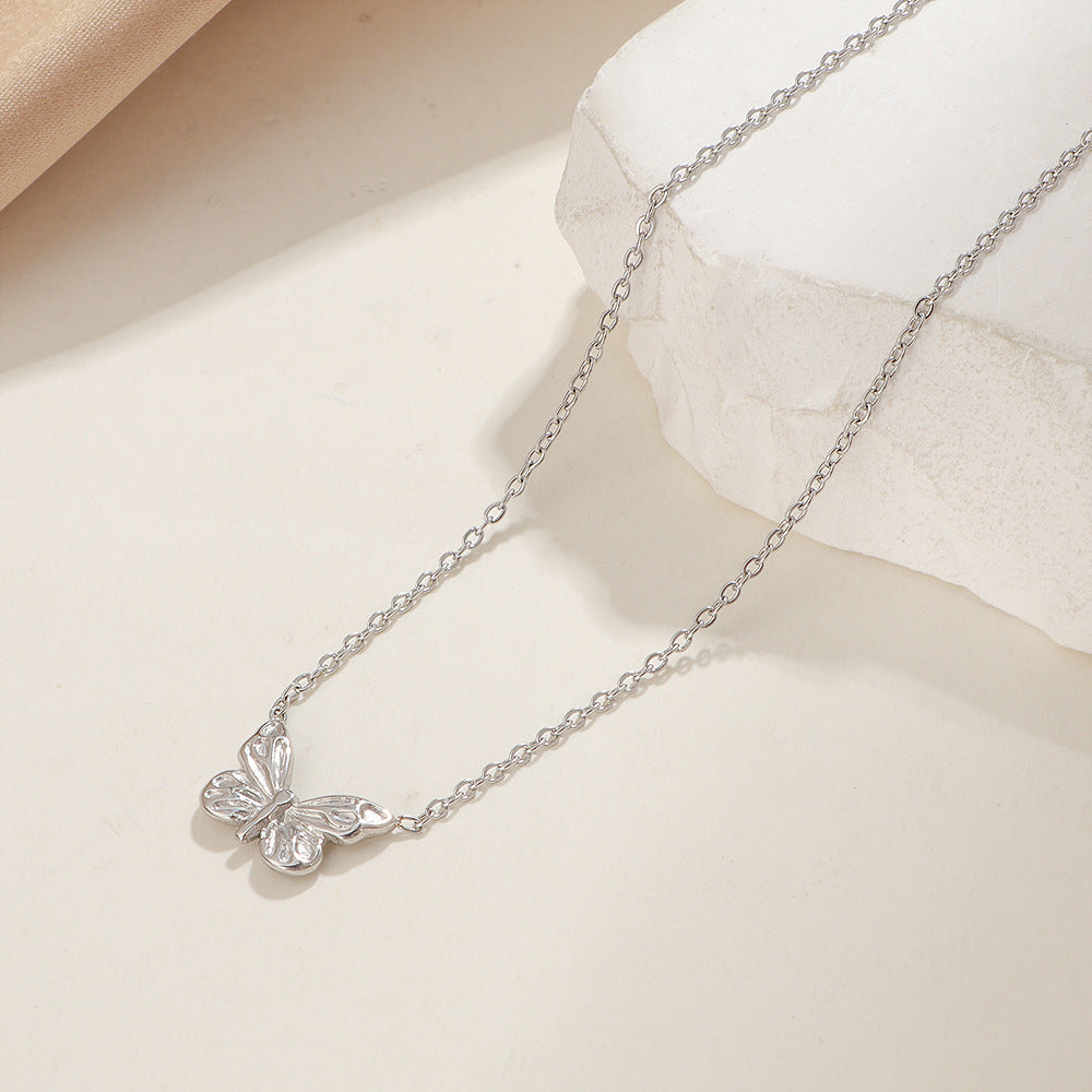 Collier délicat avec pendentif papillon pour femme
