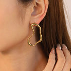 Boucles d'oreilles pendantes pour femme au design moderne et incurvé