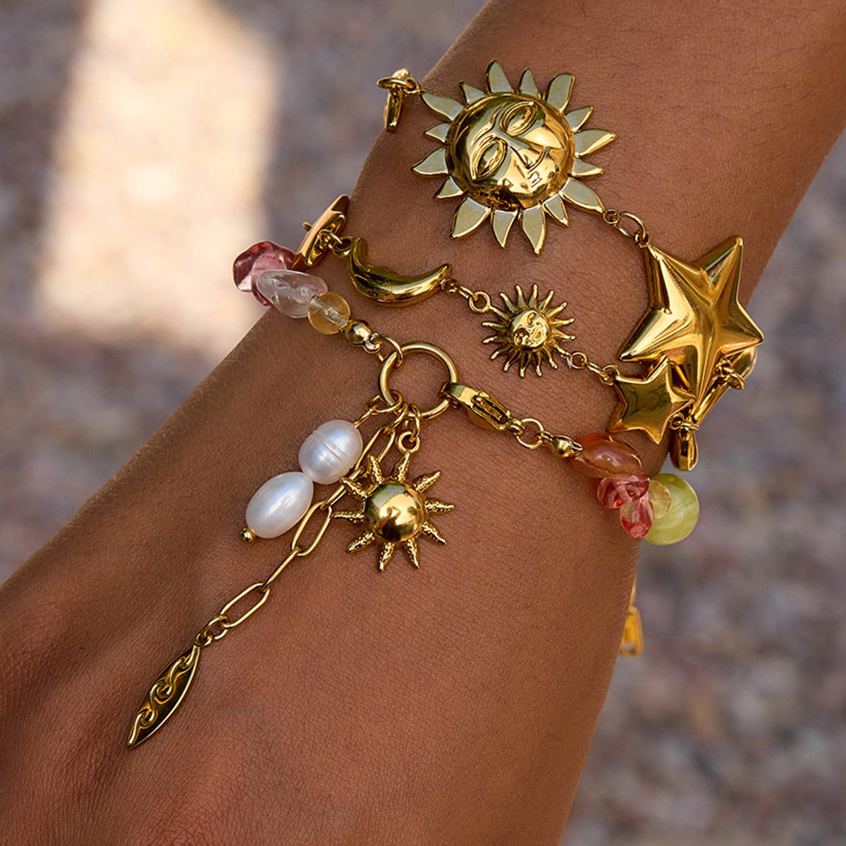 Bracelet pour femme avec pierres colorées et symbole de soleil doré
