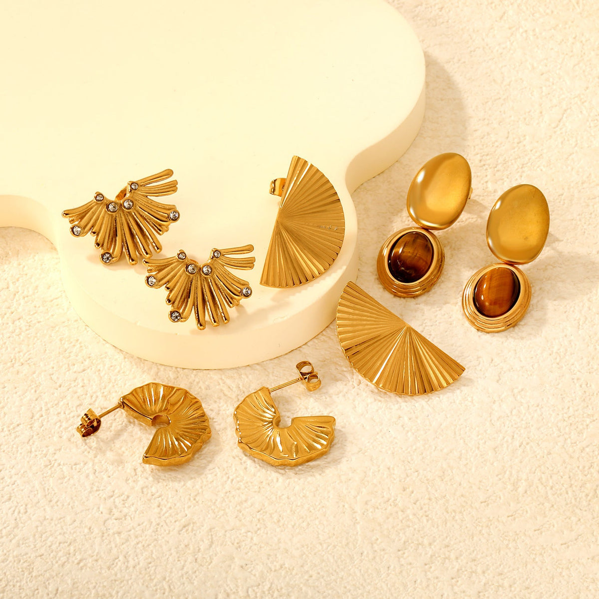 Boucles d'oreilles pendantes œil de tigre et cadre doré