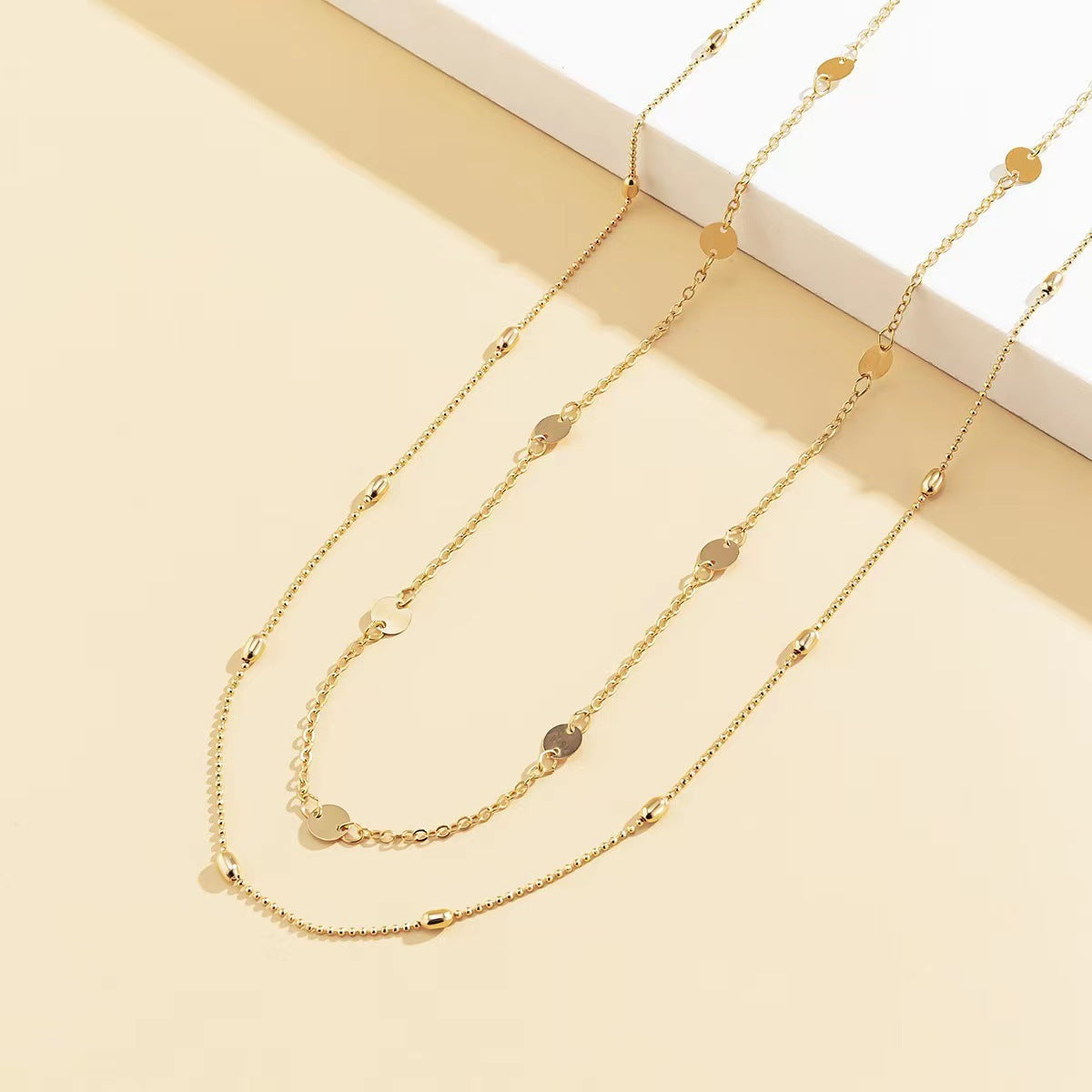 Collier superposé à breloques