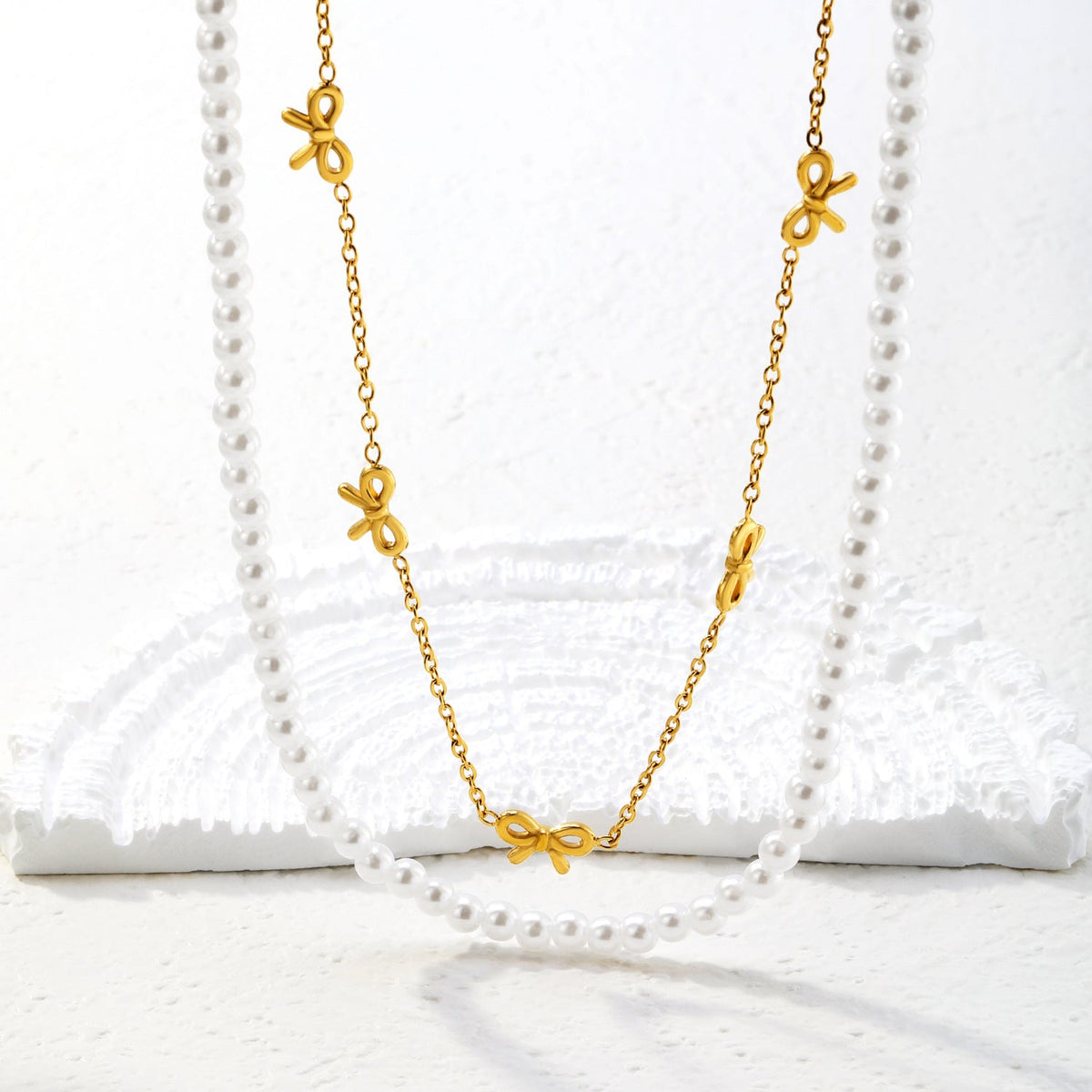 Collier multicouche pour femme avec perles délicates et pendentifs nœuds