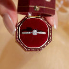 Bague solitaire élégante en zircon avec monture délicate