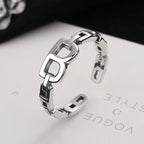 Bague ouverte pour femme au design moderne et symbole unique
