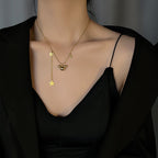 Collier pour femme avec pendentifs étoile et orbe