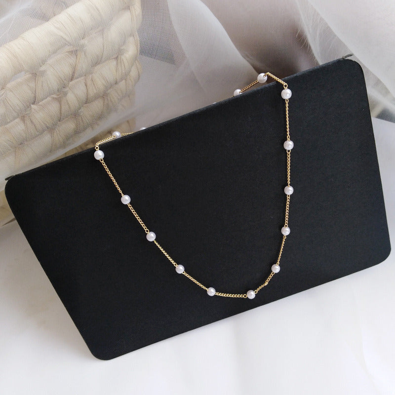 Collier de perles délicat avec chaîne dorée fine