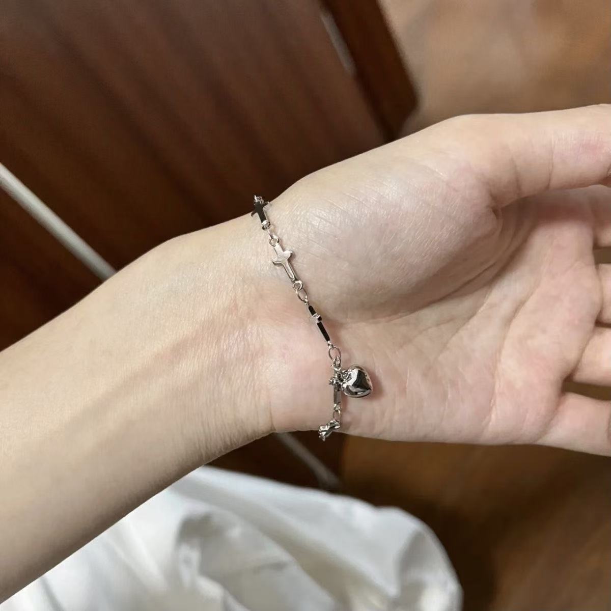 Bracelet à breloques croix et cœur