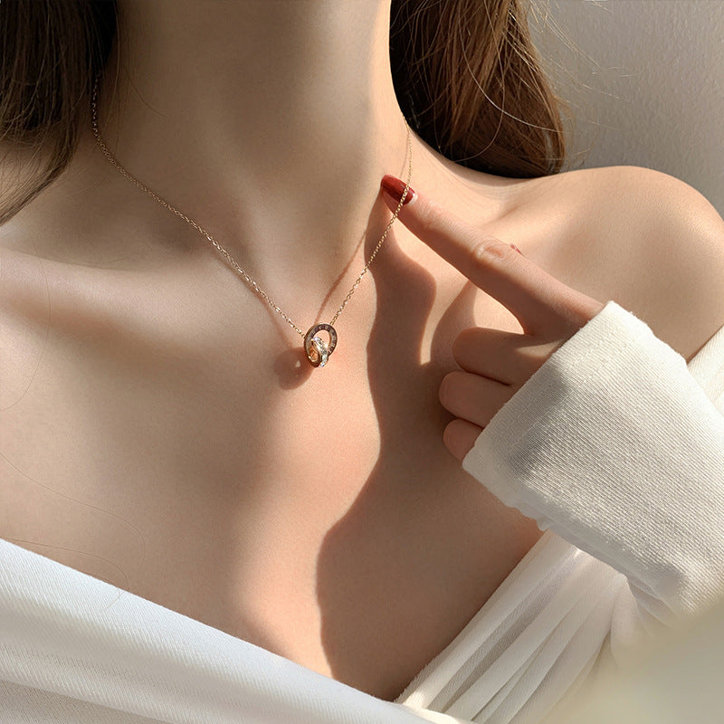 Collier à pendentif anneaux entrelacés élégant pour femme