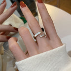 Bague tendance pour femme avec design moderne et détails élégants
