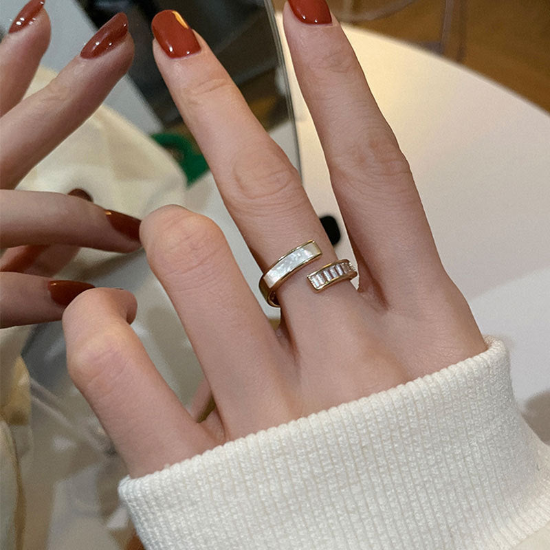 Bague tendance pour femme avec design moderne et détails élégants