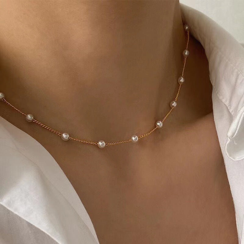 Collier de perles délicat avec chaîne dorée fine