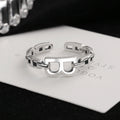 Bague ouverte pour femme au design moderne et symbole unique