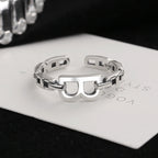 Bague ouverte pour femme au design moderne et symbole unique