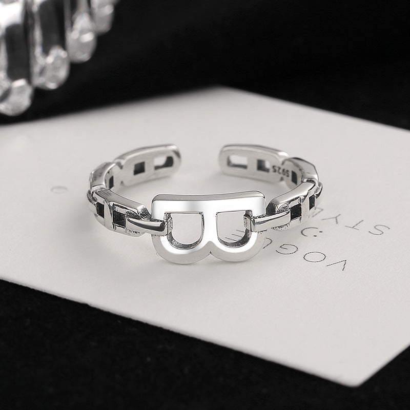 Bague ouverte pour femme au design moderne et symbole unique
