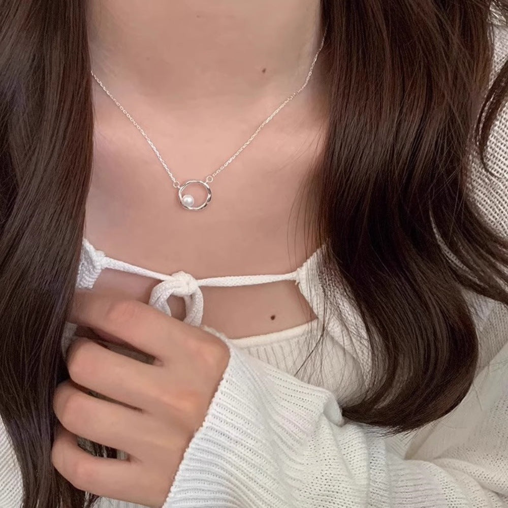 Collier pour femme avec pendentif zircon au design moderne