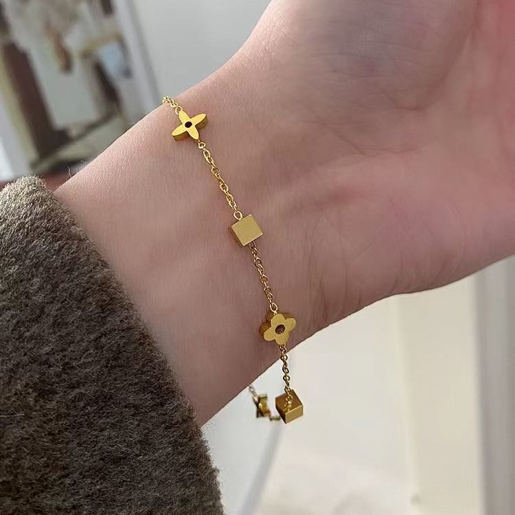 Bracelet chaîne à breloques plaqué or pour femme