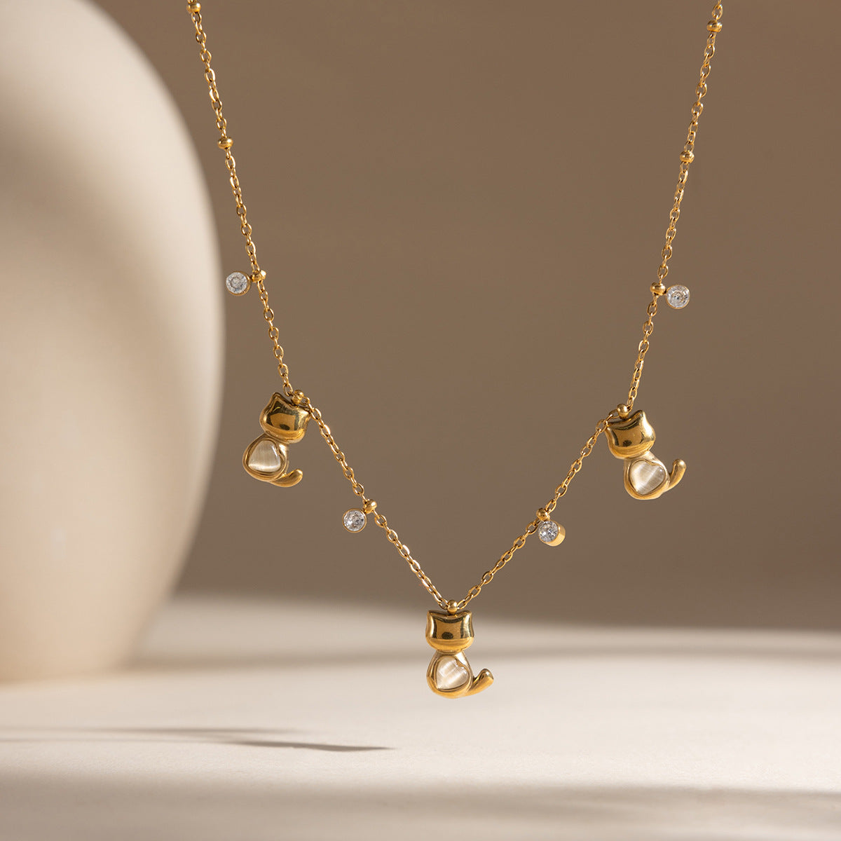 Collier pour femme avec éléments en zircone étincelants et acier inoxydable hypoallergénique