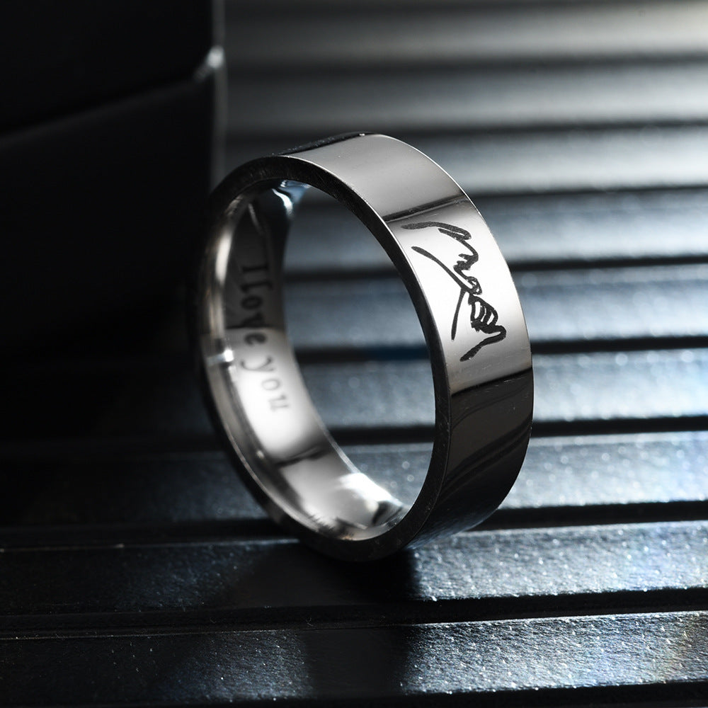 Bague pour homme avec symbole d'amour gravé et finition brillante