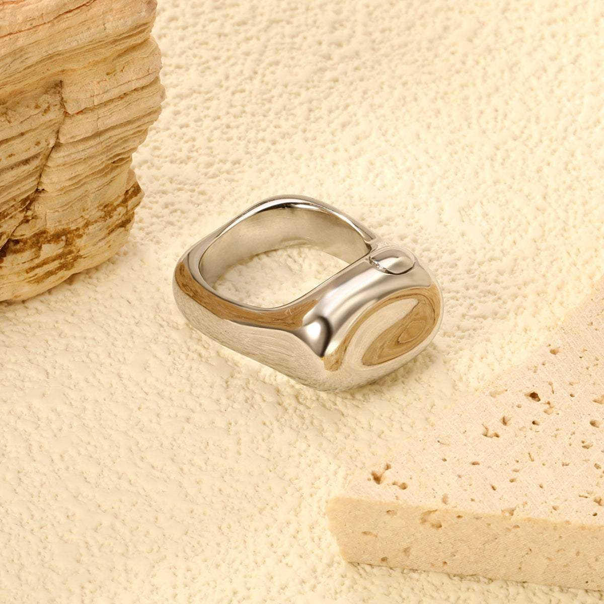 Bague tendance pour femme en acier inoxydable au design incurvé