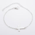 Bracelet minimaliste avec breloque croix