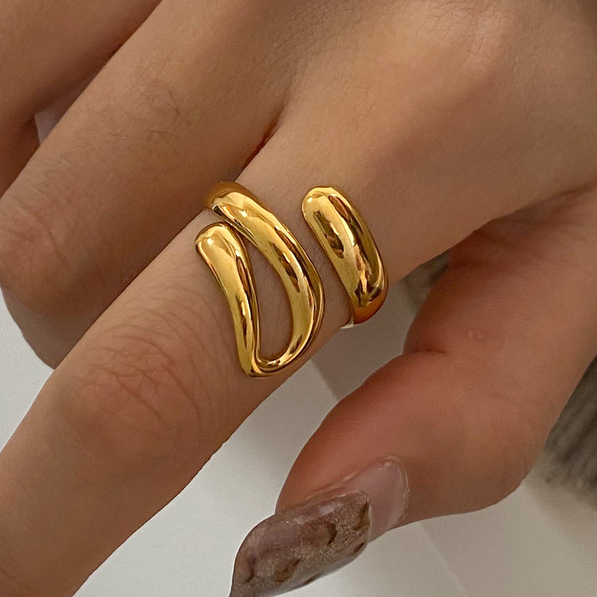 Bague torsadée élégante en acier inoxydable pour femme