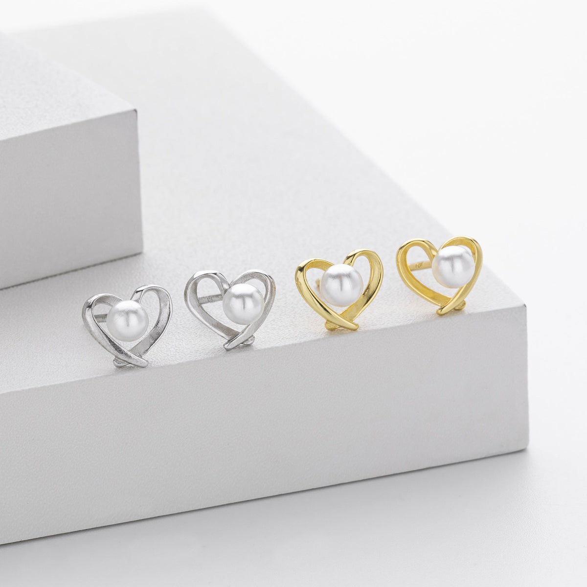 Clous d'oreilles pour femme avec design cœur et perle