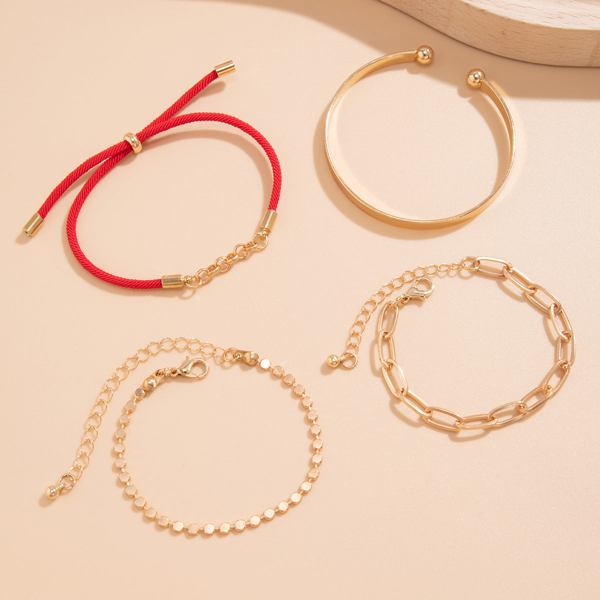 Ensemble de bracelets pour femme avec détails modernes et styles variés