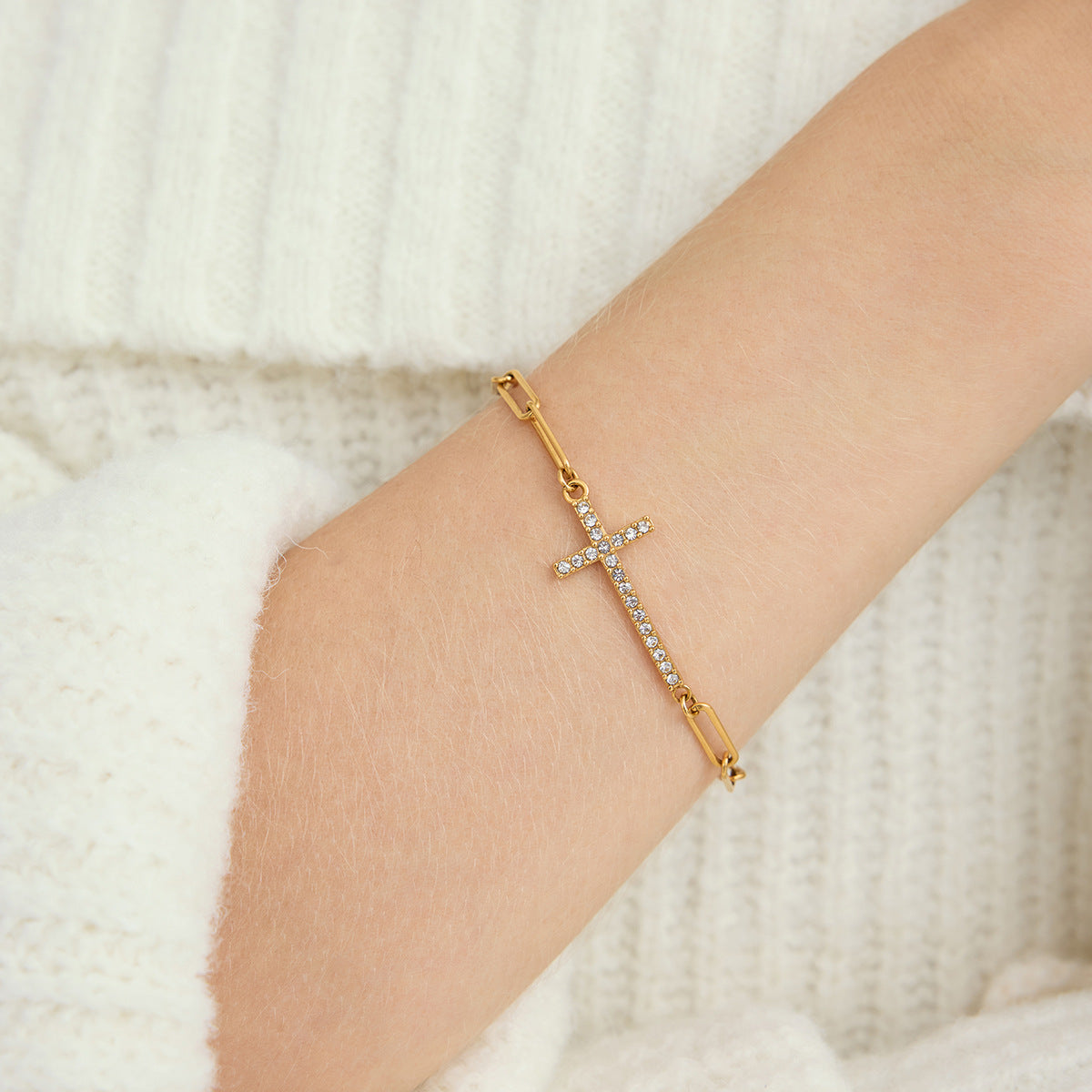 Bracelet chaîne pour femme avec croix et zircone
