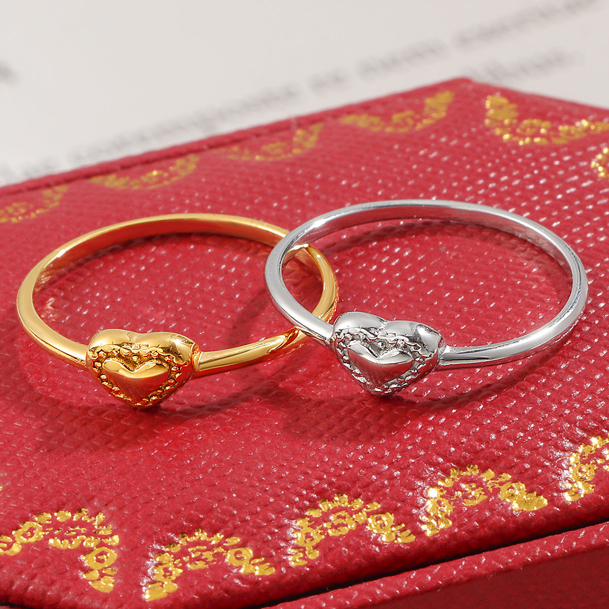 Bague délicate pour femme avec design en cœur et accents scintillants