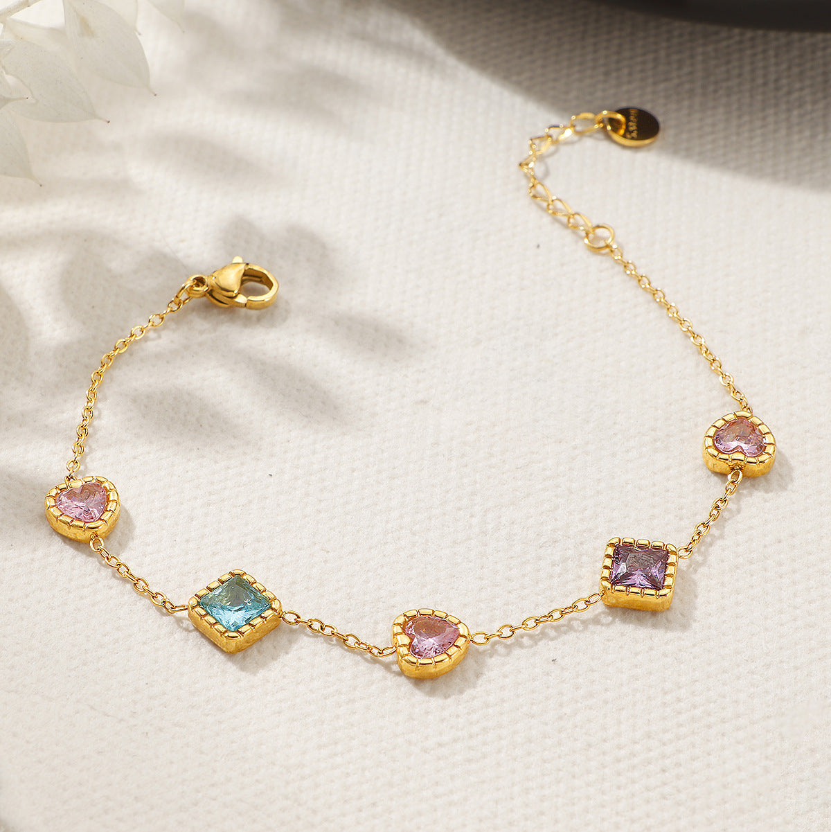 Bracelet délicat pour femme avec éléments en pierres précieuses colorées