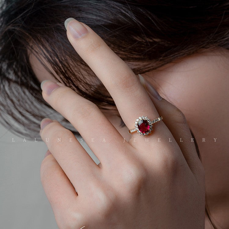 Bague de fiançailles élégante et étincelante avec pierre rouge