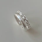 Bague ouverte en argent pour femme avec design tressé et brillant