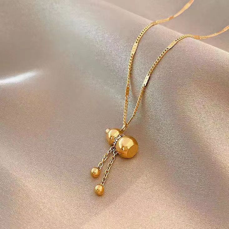 Collier délicat à breloques dorées pour femme