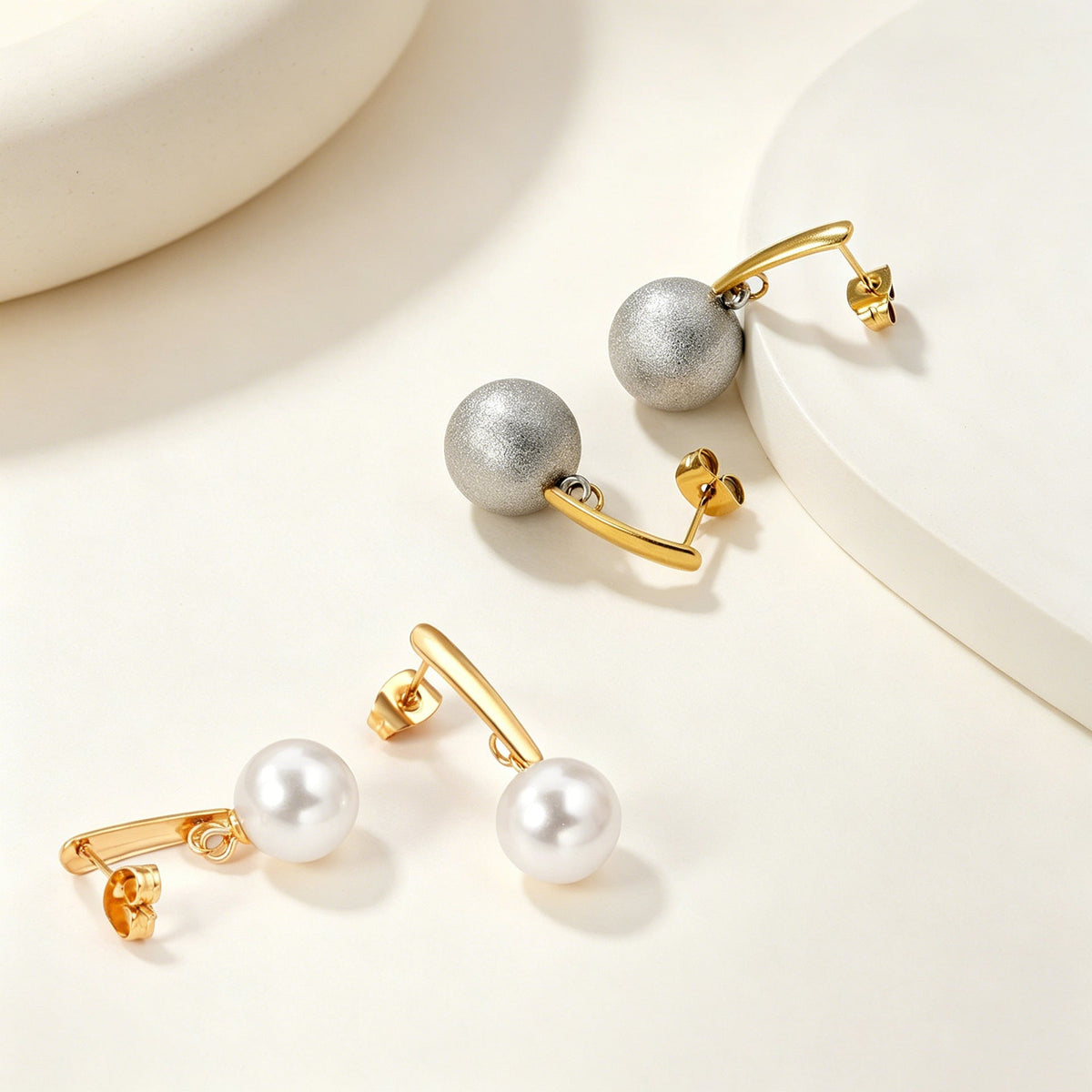 Boucles d'oreilles pendantes pour femme avec perle et finition dorée