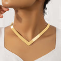 Collier choker pour femme au design en V moderne