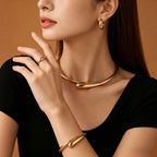 Bracelet jonc ouvert pour femme au design sculptural