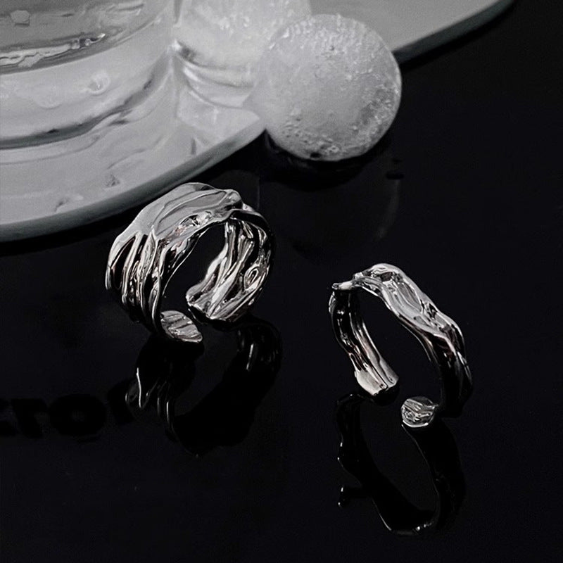 Bague ouverte pour femme au design moderne et torsadé