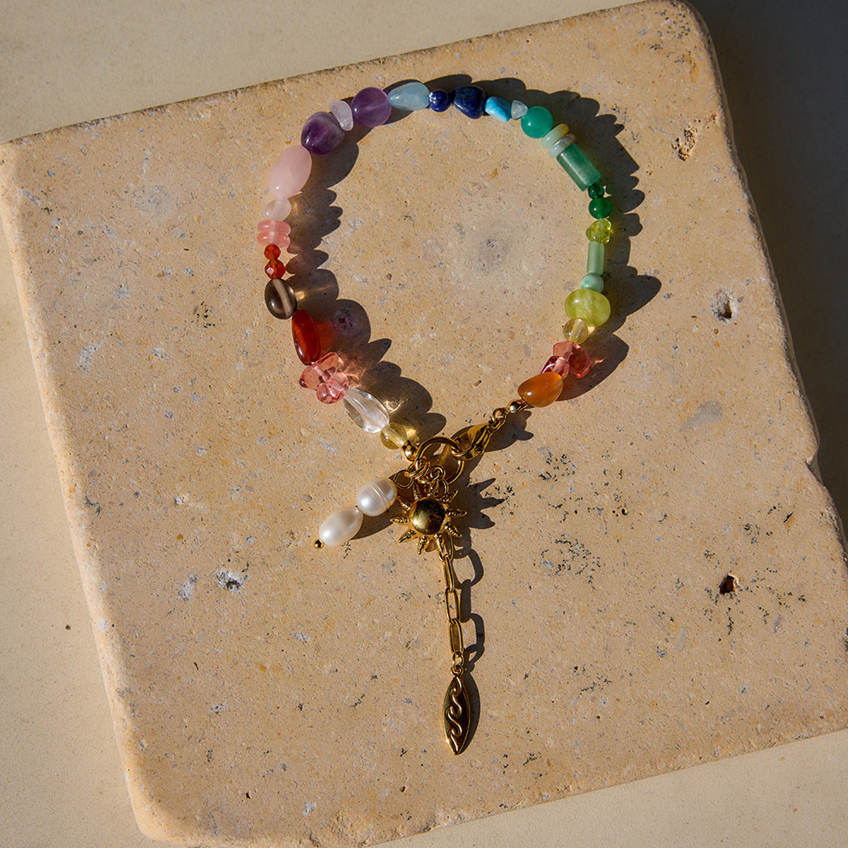 Bracelet pour femme avec pierres colorées et symbole de soleil doré