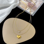 Collier pour femme avec pendentif cœur étincelant et design ornemental élégant