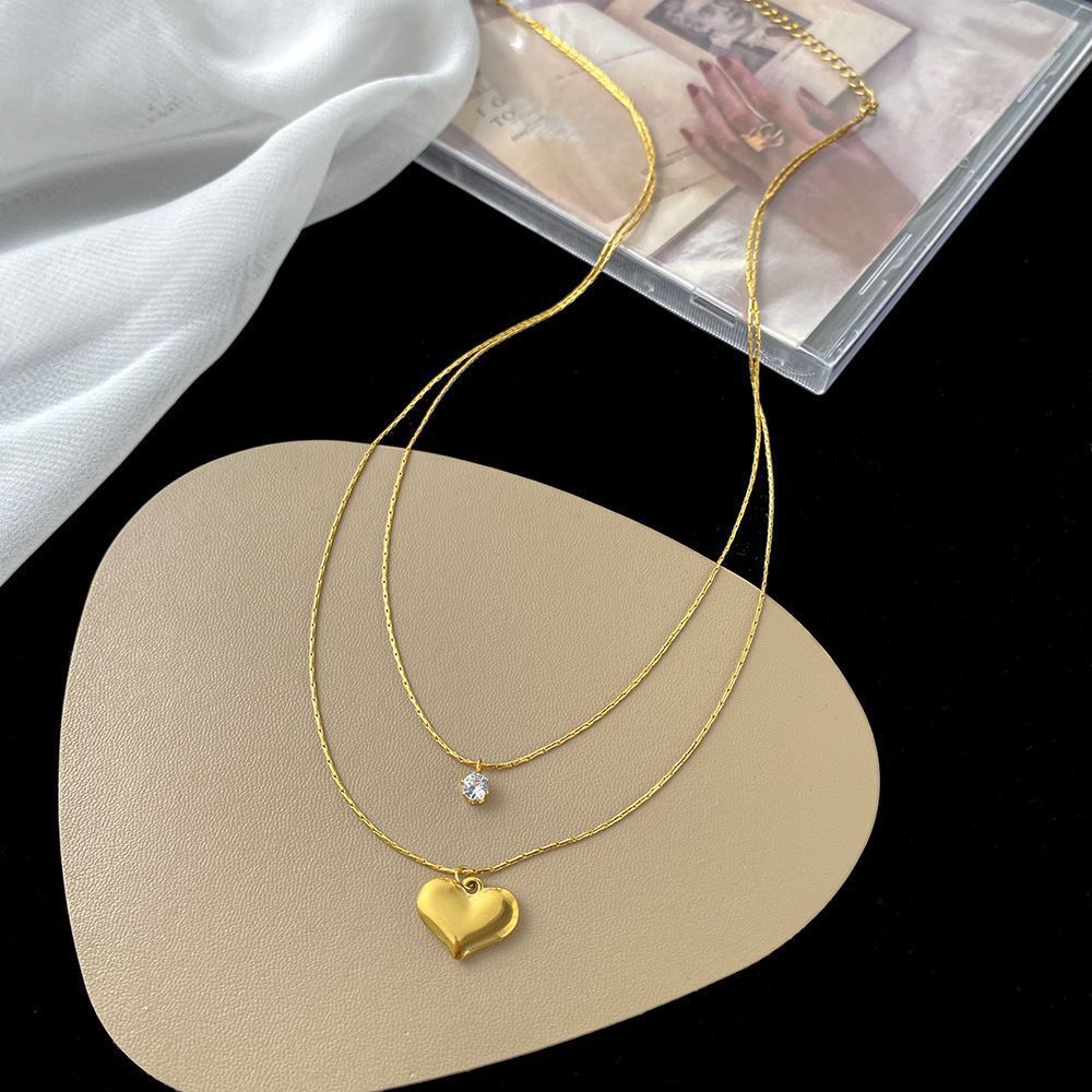 Collier pour femme avec pendentif cœur étincelant et design ornemental élégant