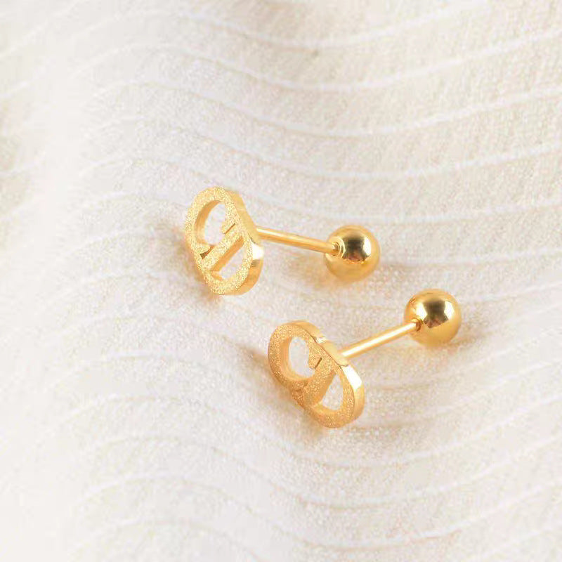 Boucles d'oreilles puces élégantes pour femme avec logo doré