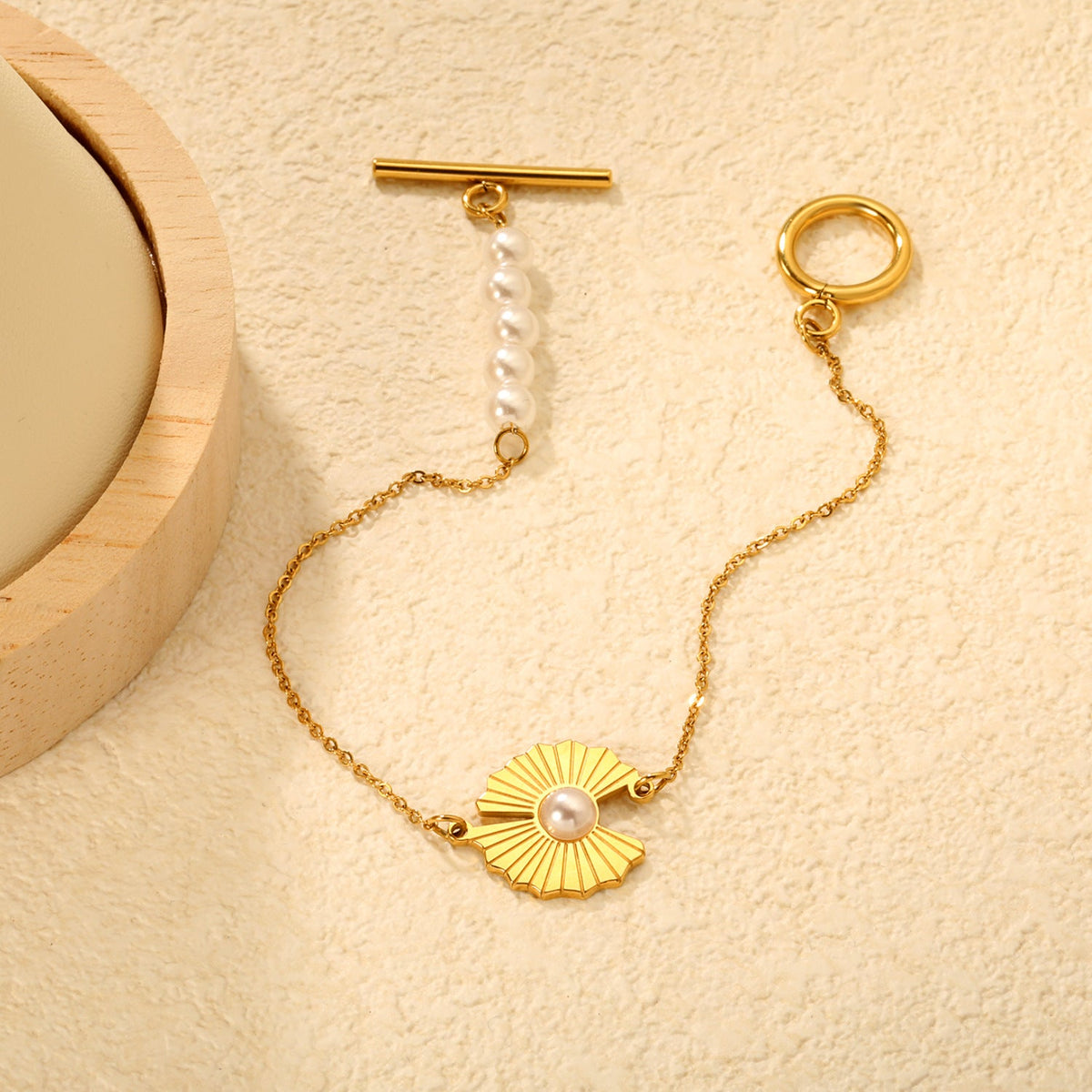 Bracelet de perles pour femme avec motif coquillage et fermoir toggle