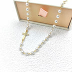 Collier ras-de-cou à perles fantaisie et croix