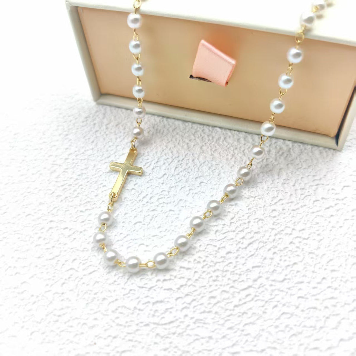 Collier ras-de-cou à perles fantaisie et croix